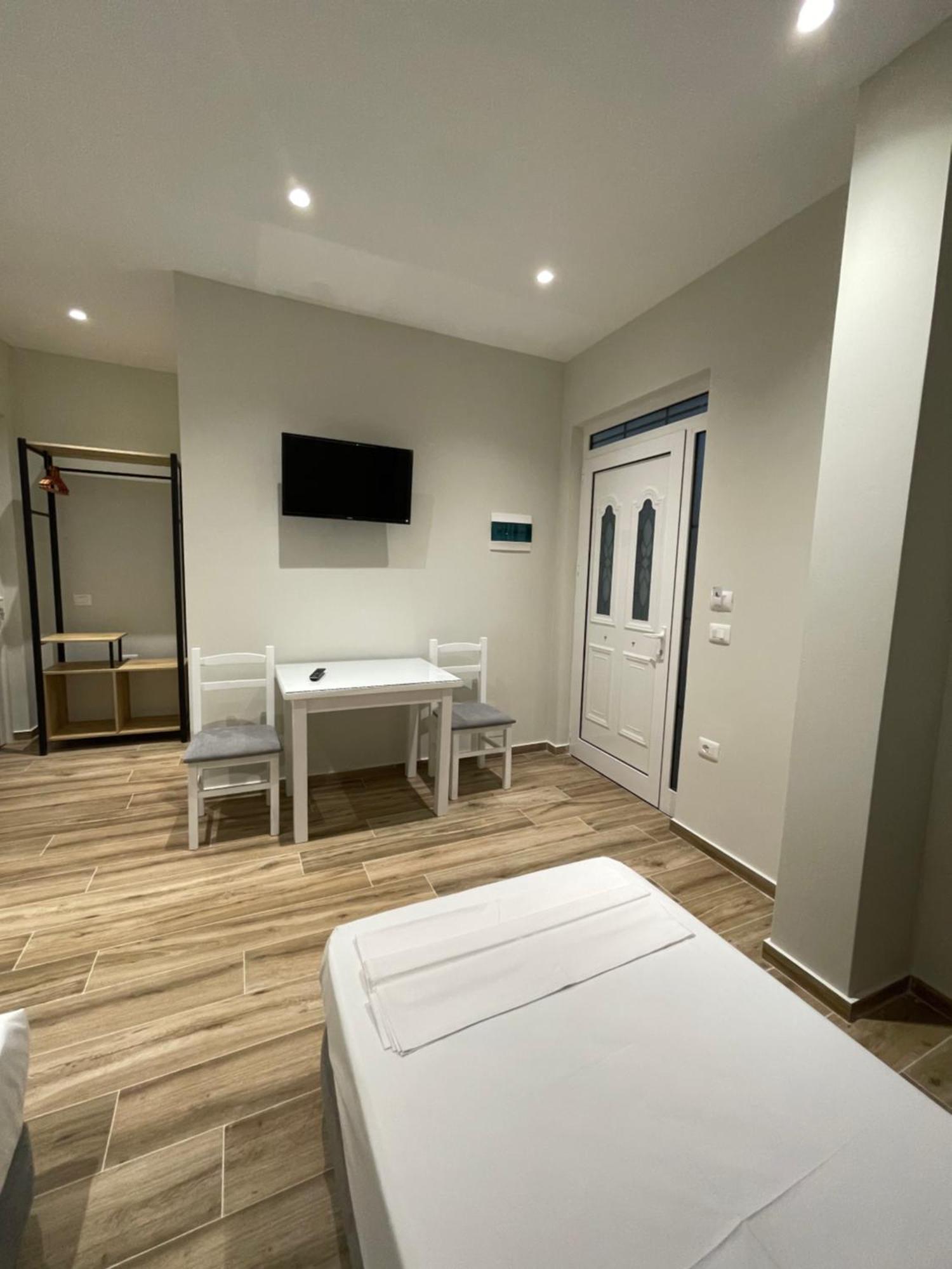 Hotel Rai Sarande Ruang foto